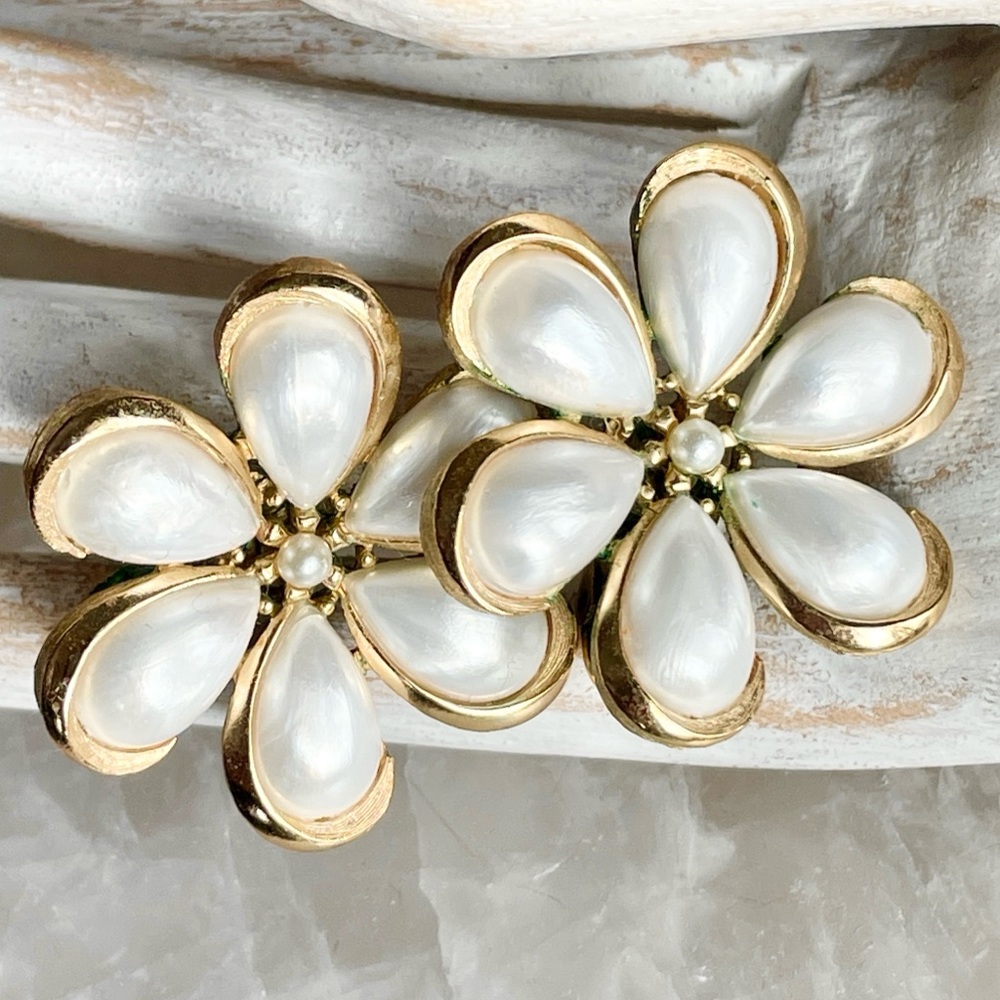 Vintage Crown Trifari White Milk Glass Large Flower
Clip On Earrings Goldtone - Picture 2 of 5
